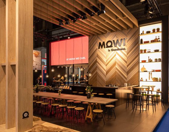 Mowi stand door Creaplan7