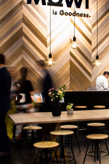 Mowie stand door Creaplan9