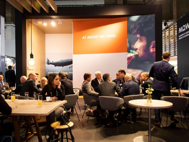 Mowi stand door Creaplan